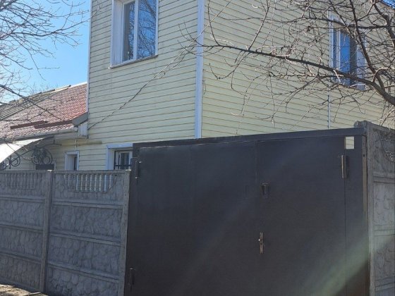 1/ 2 будинку поруч з центром міста. Є заїзд для авто. Чернигов