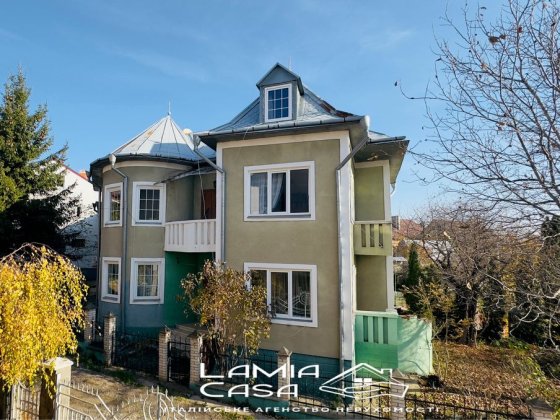 Продаж 2 поверхового будинку з басейном . Чернівці