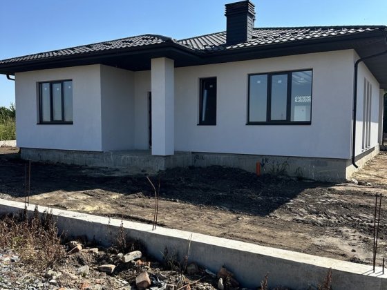 Продам сучасний будинок поруч автосалону по вулиці Київська Рівне