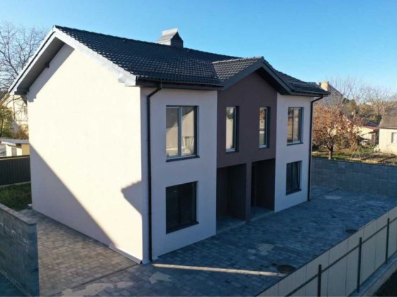 Якісно збудований котедж в місті в класній локації‼️ Рівне