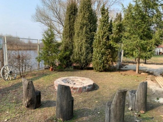 Будинок на зеленiй дiлянцi 1 га з виходом на р.Днiпро. Осокорки. Київ