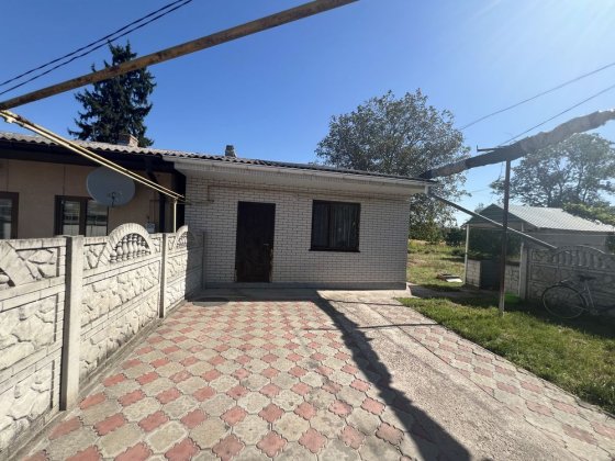 Будинок з двором та паркуванням – заїжджай і живи! Житомир