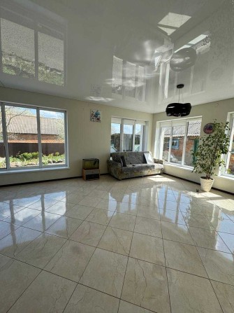 Заміський будинок з ремонтом, меблями та індивід. опаленням - фото 1