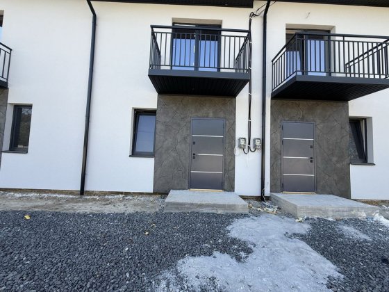 Продам боковий таунхаус газифікований поряд школа Якушинцы