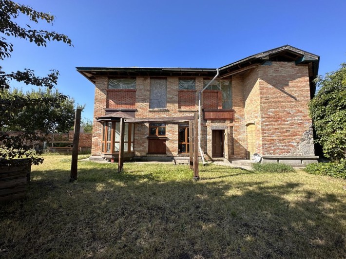 Будинок 300 м² у Підгородньому з гаражем, літньою кухнею та льохом - фото 1