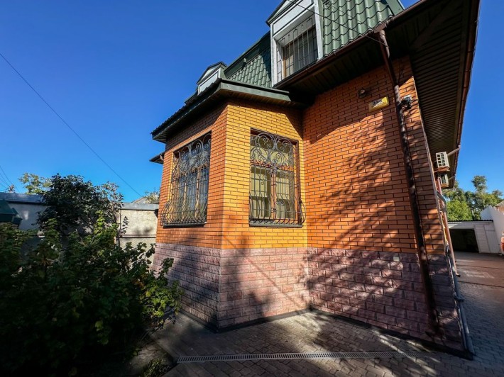 Продажа дома с ремонтом (325м2) в Святошинском р-не, участок 6 сот. - фото 1