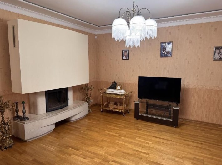 Будинок в гарній локації ,375м2, вул. Сельських - фото 1