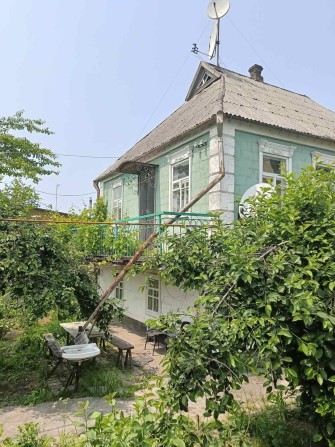 Продам 2-х этажный дом ,в черте города, с большим участком земли - фото 1