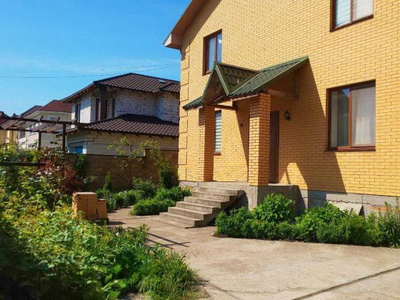 Продам дом в Червоном хуторе из красного кирпича.