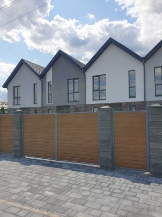 Таунхаус з окремим заїздом, з великою ділянкою, критою терасою. - фото 1