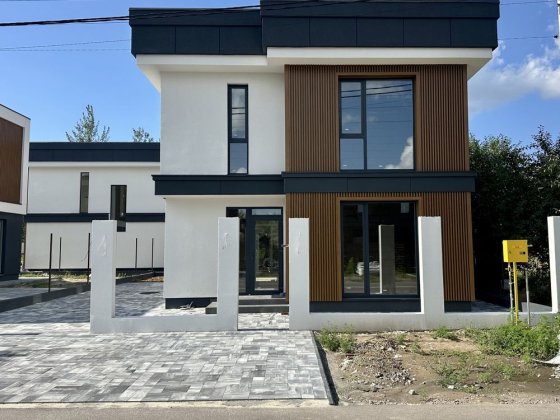 Окремий будинок. поруч Львіський Маєток, асфальтований підʼїзд Софіївська Борщагівка