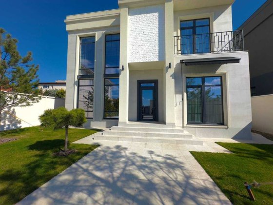 Эксклюзивный дом в Совиньоне, с бассейном, гаражом и террасой. Одесса