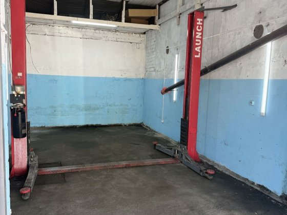 Гараж з підйомником, під сто Киев