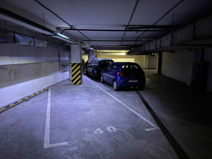 Невеликі паркомісця для автомобілів або мотоциклів - фото 1