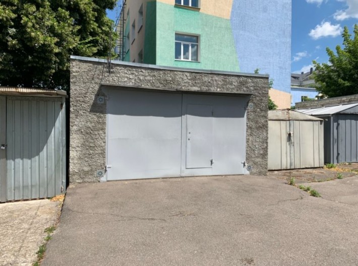 Капітальний  гараж  на дві машини , 34 м2 в центрі міста, р- н Площі - фото 1
