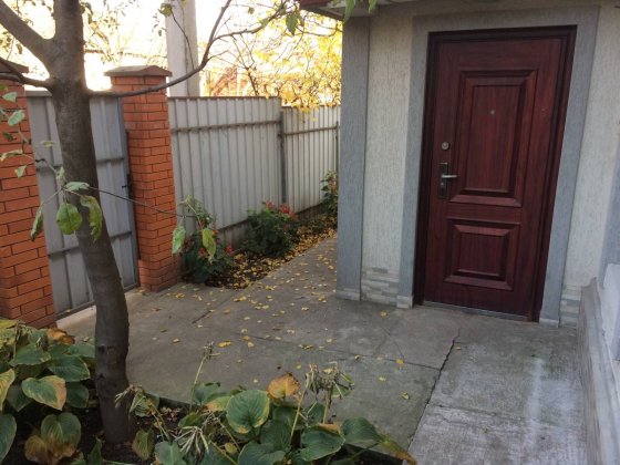 Центр. Двоповерхова квартира з окремим двором та місцем для авто. Полтава