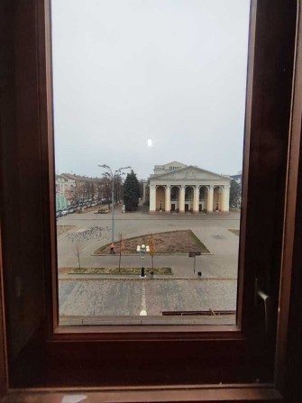 Здам трьохкімнатну квартиру в самому центрі міста - фото 1