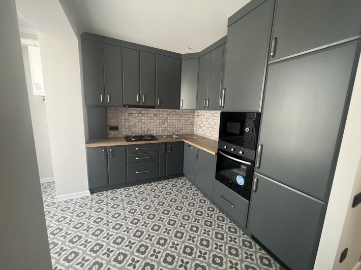 Здається в оренду 1 кімнатна квартира з кухнею студією в центрі міста - фото 1