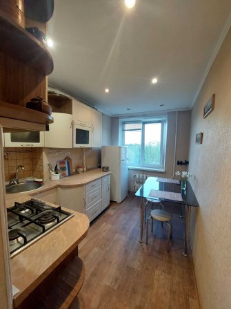 Сдам отличную 2 комнатную   квартиру на Коммунаре возле метро - фото 1