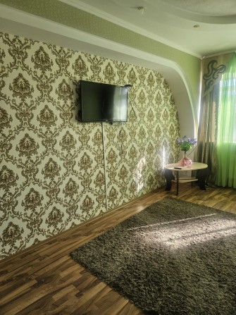 Сдаю  2к в центре  без залога, ком услуги  плотит хозяйка - фото 1