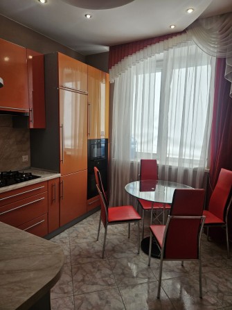 Сдаю  отличную  2х к.квартиру в центре, автопарковка - фото 1