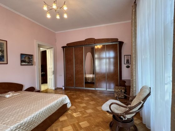 Оренда 4 кімнатної квартири в тихому центрі - проспект Шевченка Львов