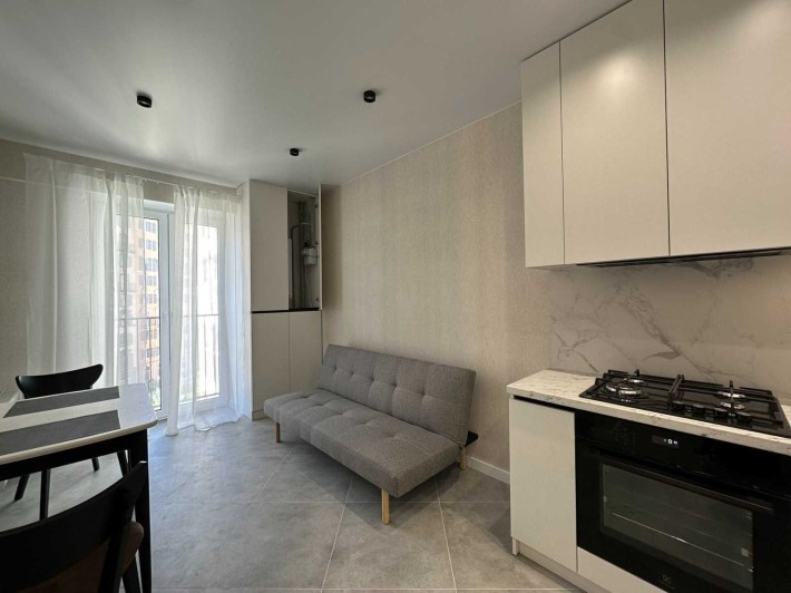 Сдам квартиру в ЖК Виа Рома, 5й этаж, АГВ, кухня-студия 16м. - фото 1