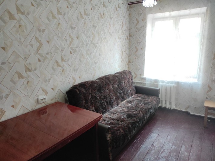 Кімната з меблями і холодильником.. - фото 1