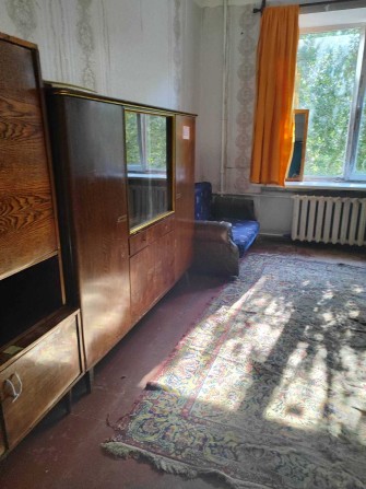 Сдаю комнату в двухкомнатной квартире центр без ремонта без комиссии - фото 1