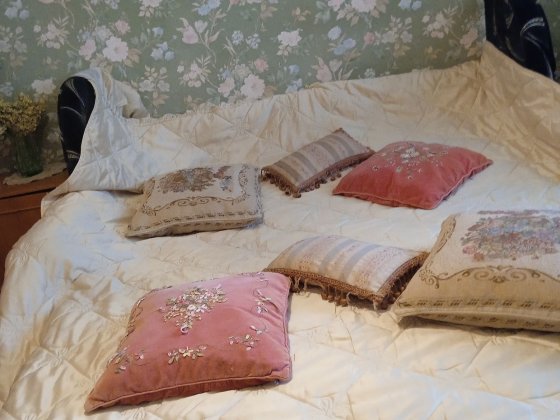 Здається кімнмта для дівчини чи жінки.пр.Г.Гонгадзе.Подільський рн. Київ