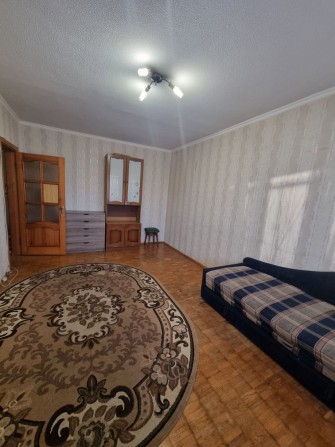 Сдам комнату с балконом на первом этаже - фото 1