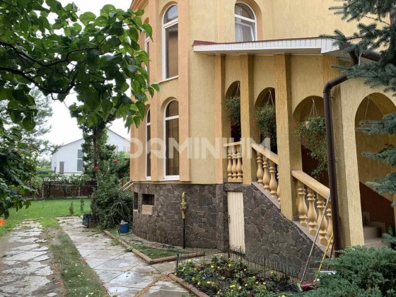 Здається в оренду просторий триповерховий котедж у м. Виноградів Виноградов