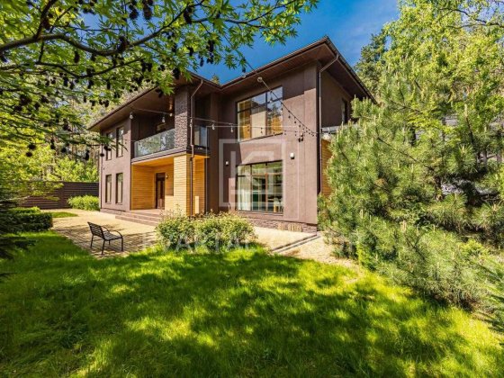 Вишуканий будинок серед соснового лісу Буча Буча