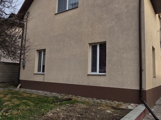 Окремий будинок поблизу центра