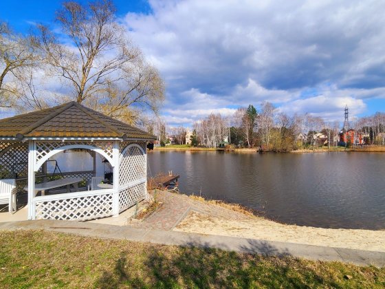 Оренда будинку в Козині з виходом на воду, басейн, котеджне містечко Козин