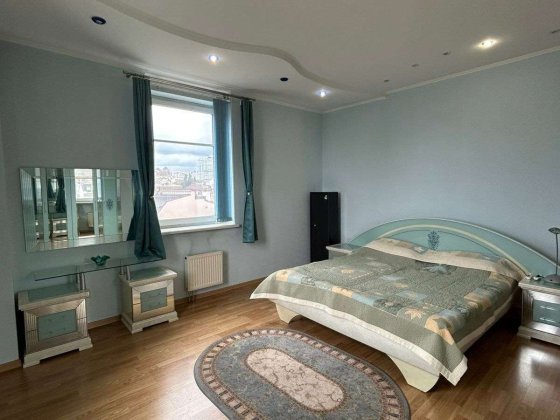 Продаж 4-к квартири вул. Богдана Хмельницького 41 Київ