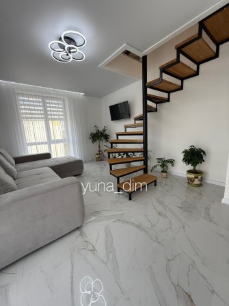 Квартира з ремонтом, меблями та технікою — 2 рівні, м. Дубно - фото 1