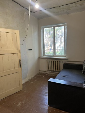 Продам 2-кімнатну квартиру, центр, 1-й поверх, стан ремонту - фото 1