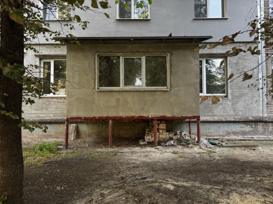 Продам  3 ком. р-н Авто вок. 90 кв.2 сан.Узла А/О -Газ. 1эт.Каменское Кам'янське