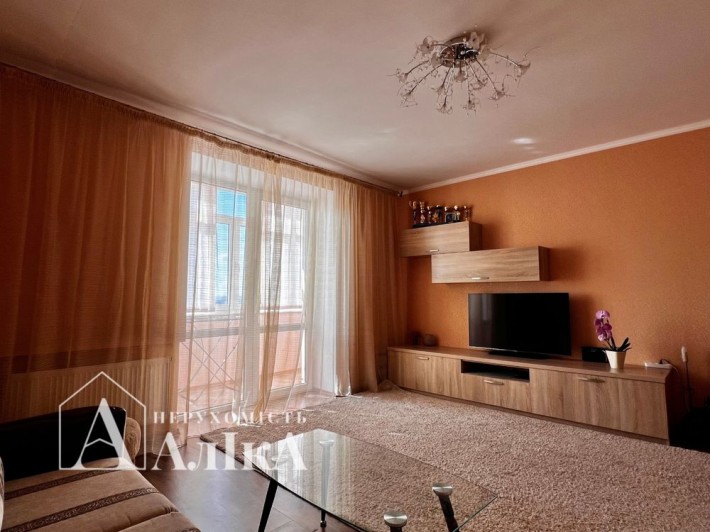 Продам велику 3-кімнатну квартиру в новому будинку біля центру - фото 1