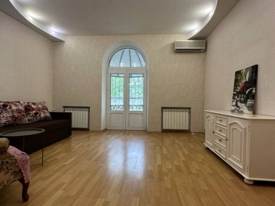 Продам 3к к-ру,3й этаж,центр,тёплый дом,ТОРГ! Черноморск