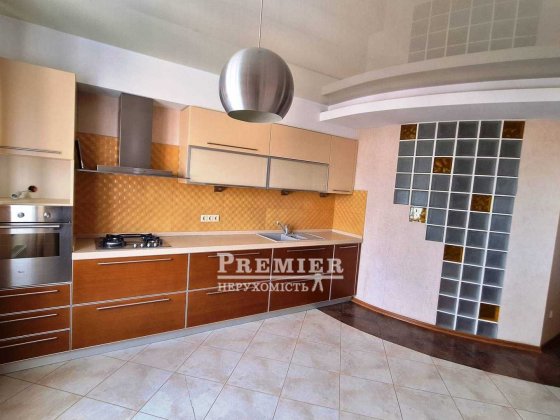 Продам 3-кімнатну квартиру 107 м.кв. з гарним ремонтом. Чорноморськ