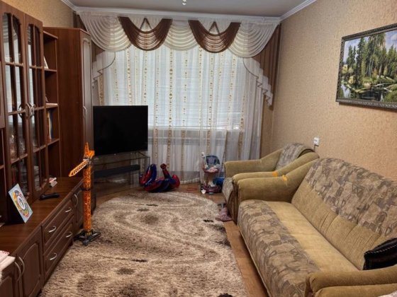 Продам квартиру 1/5 поверх Лозова