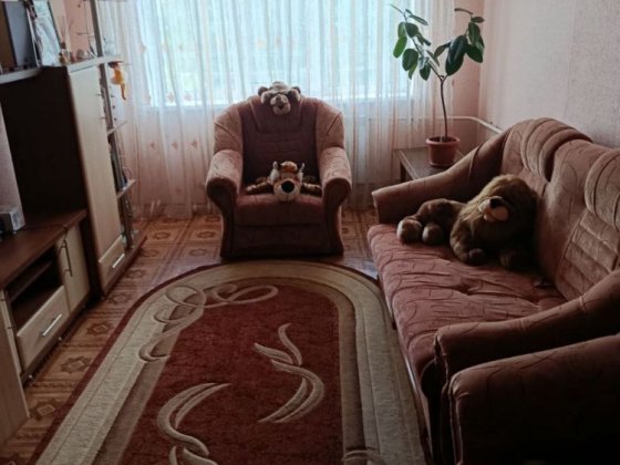 Продам 2-кімнатну квартиру з меблями та балконом, М-н 5, 5 поверх Лозовая