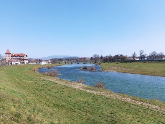 Продаж двох кімнатной квартири на набережній. Мукачево