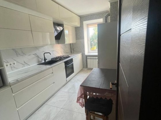 3 кімнатна квартира в центрі, від власника, без комісії з євроремонтом Ромны