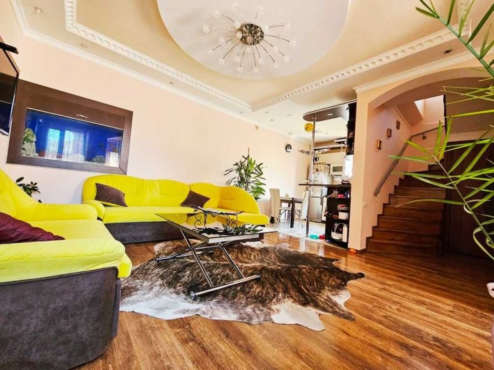 Продається 5-кімнатна квартира особнякового типу з власним подвір'ям. - фото 1