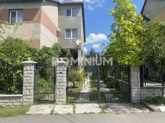 Продається 4 кімнатна квартира у м. Хуст Хуст