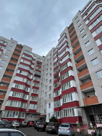 Простора 3-кімнатна квартира в самому Центрі Виставки вул. Зарічанська - фото 1