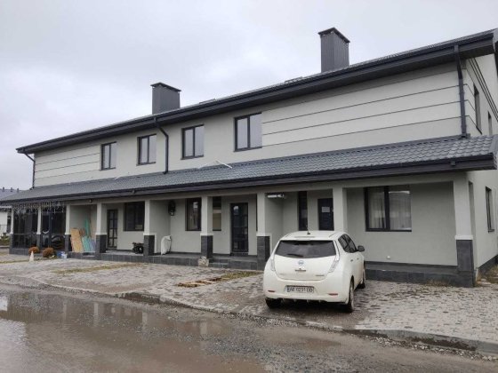 Продам  3-к 2 эт квартиру в таунхаусе Слобожанськое ж/к Золотые Ключи. Слобожанское